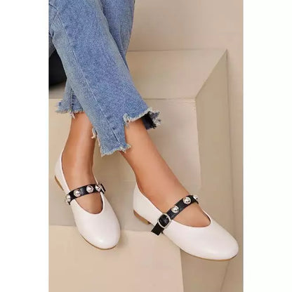 Cross strap flat pumps.